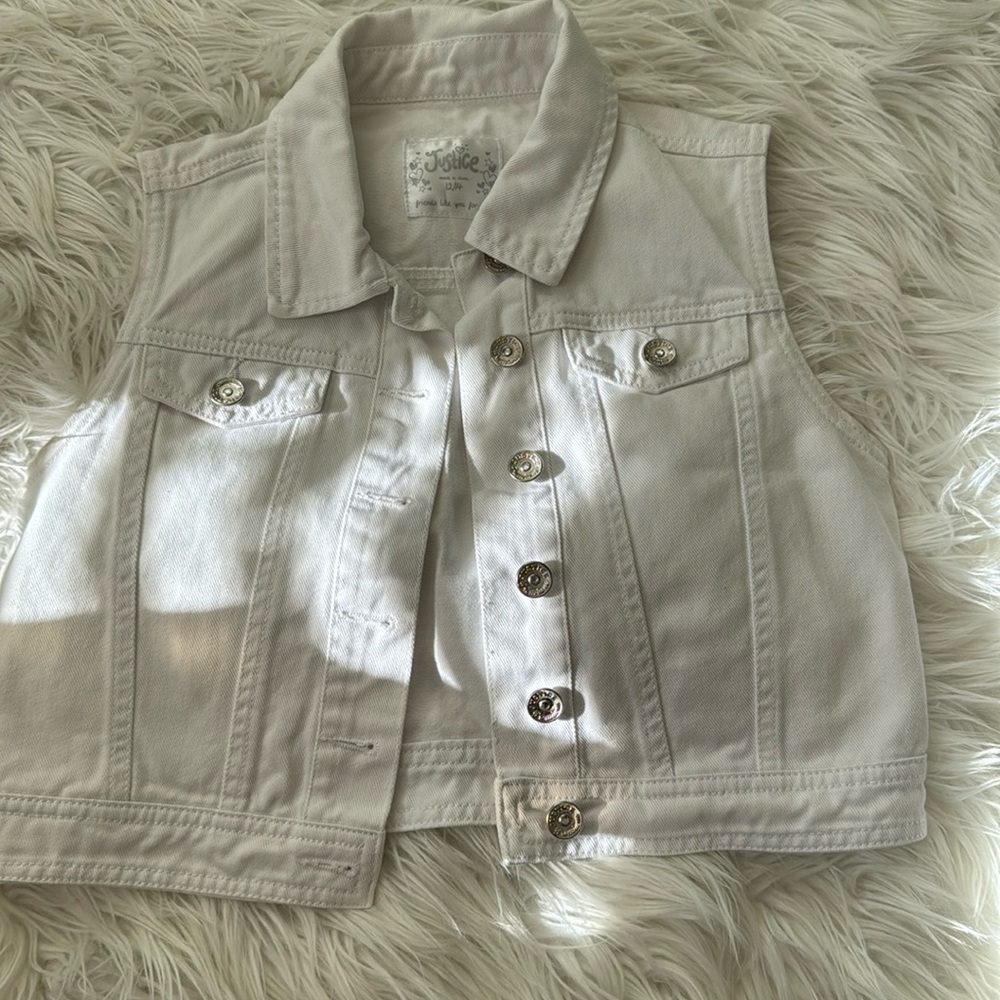 Like new justice vest